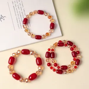 Elegante Armbänder mit roten Achattrommelperlen und gelben Kristallperlen im chinesischen Stil
