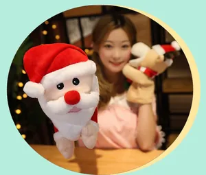 Detailansicht von Plüsch-Handpuppen Weihnachtsmann und Rentier für das Geschichtenerzählen.