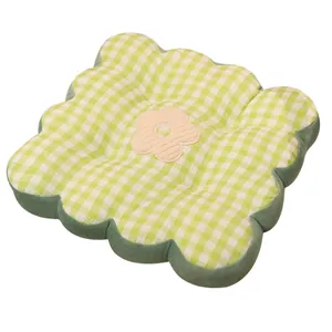 Cojín en forma de flor a cuadros verdes y blancos para silla de oficina y sofá.