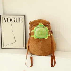 Primer plano de una mochila de peluche de carpincho marrón con accesorio de tortuga