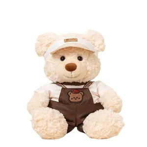 Schattige pluche teddybeer met witte golfklep en bruine tuinbroek als speelgoed.