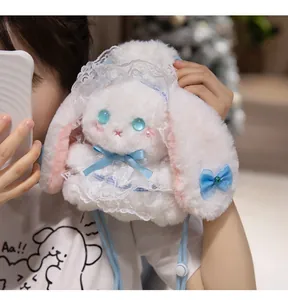 Detailansicht einer weißen Lolita-Plüschhasentasche mit Spitze und blauer Schleife