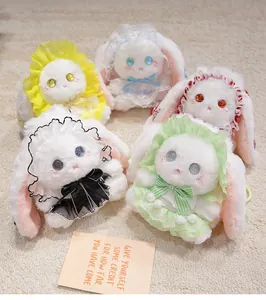 Set aus fünf süßen Lolita-Häschen-Plüschtieren mit bunten Spitzenoutfits, Detailansicht.
