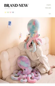 Dettaglio della morbida consistenza del polpo di peluche colorato su un divano crema