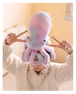 Peluche polpo colorato tie-dye indossato sulla testa che mostra una consistenza morbida e soffice