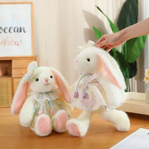 Süße weiße Hasen-Plüschtiere in Blumenkleidern in einer gemütlichen häuslichen Umgebung