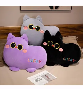 Vue détaillée en gros plan des coussins en peluche chat chanceux en violet et noir