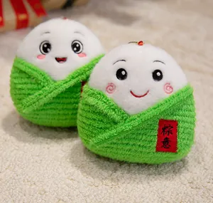 Primo piano di adorabili bambole di peluche Zongzi con allegre facce da cartone