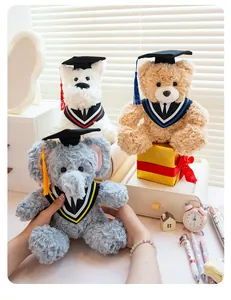Dettaglio di orsetti ed elefanti di peluche per la laurea con tocco e toga.