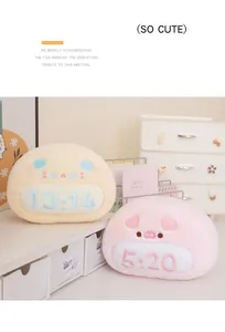Simpatici cuscini di peluche a forma di orologio con scritte 13:14 e 5:20 ricamate