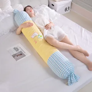 Langes, bonbonförmiges zylindrisches Seitenschläferkissen mit blauem Karo-Design