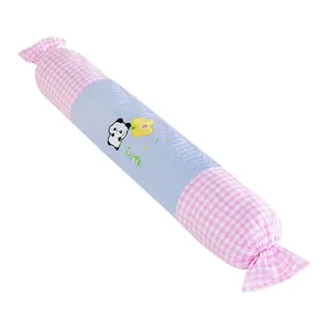 Langes bonbonförmiges Nackenkissen mit rosa Karomuster und einem süßen Panda-Motiv.