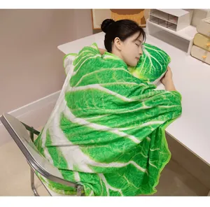 Mujer durmiendo envuelta en una manta realista de hoja de col con almohada a juego
