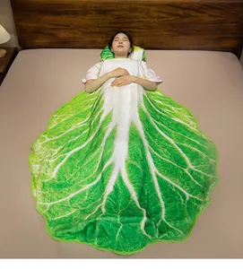 Vista detallada de una manta creativa de repollo en cama con almohada a juego