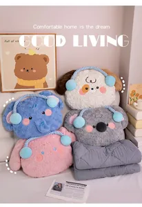 Detalle de un acogedor juego de cojín y manta de peluche de animales con auriculares