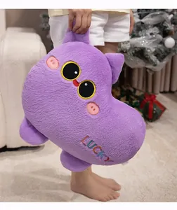 Gros plan d'un coussin en peluche violet en forme de chat avec broderie Lucky colorée