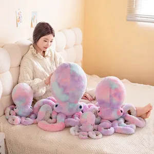 Set di cuscini in peluche a forma di polpo colorato mostrato con modella