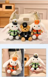 Porte-clés en peluche ours et lapin de police avec détails de près