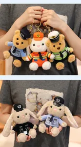 Vue détaillée de porte-clés mignons en peluche ours et lapin en divers uniformes
