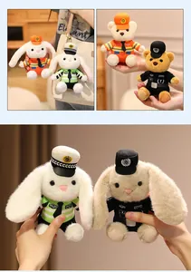 Vue détaillée de près des adorables porte-clés en peluche lapin et ours de police en tenue