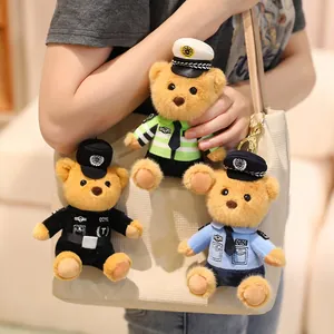 Porte-clés ours en peluche policier sur un sac cabas blanc pour décoration de mode