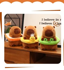 Gedetailleerde weergave van drie schattige capibara-knuffels met creatieve dieren-zwembanden