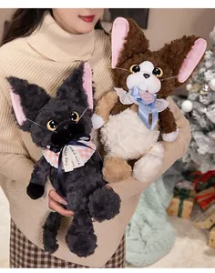 Detailansicht niedlicher lockiger Devon Rex Katzenplüschtiere in häuslicher Umgebung