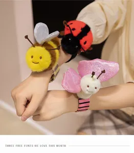 Détail de mignons bracelets claps en peluche d'insectes avec abeille, coccinelle et papillon