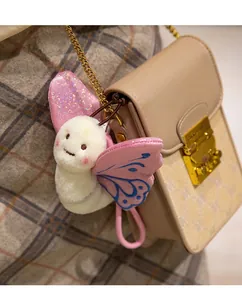 Gros plan détaillé d'une jolie poupée papillon en peluche comme décoration de sac