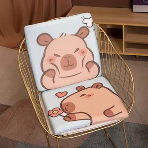 Lindo juego de dos cojines cuadrados para silla con dibujo de carpincho en silla