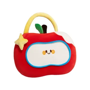 Almohada de siesta portátil de látex con forma de manzana linda y cara bordada