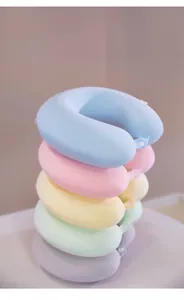 Pila vertical de almohadas de viaje en forma de U de colores pastel macaron