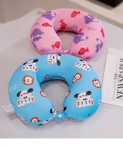 Dos almohadas de viaje en forma de U de seda de hielo con patrones de dibujos animados