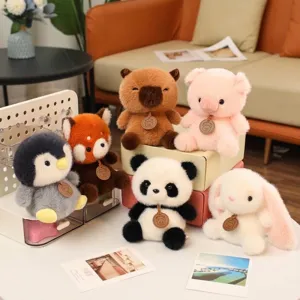 Süße Plüschtier-Kollektion mit Panda, Hase und Pinguin für die Schreibtischdekoration