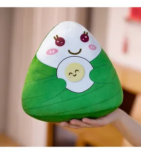 Vista dettagliata di un morbido e simpatico peluche Zongzi triangolare in mano