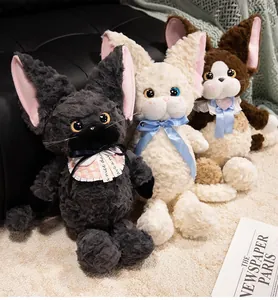 Detailansicht von drei Devon Rex Katzen-Plüschtieren mit Locken und dekorativen Lätzchen.
