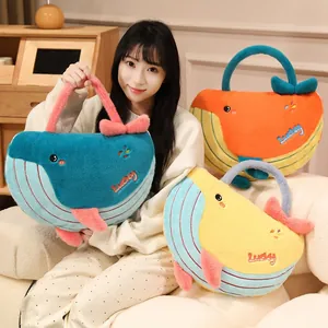 Manta de cojín de peluche de ballena con bordado 'Lucky' en colores vibrantes