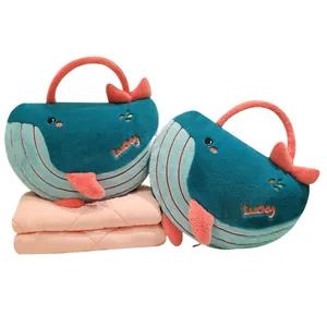 Lindo cojín de peluche de ballena azul con asa y suave manta rosa para la oficina