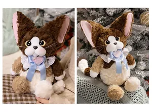 Detailansicht einer Devon Rex Plüschkatze mit lockigem Fell, Spitzenkragen und blauer Schleife.