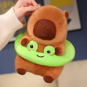 Schattige capibara knuffel met een groene kikker zwemring, zacht cadeau-item