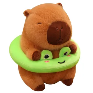 Schattige bruine capibara knuffel met groene kikker zwemband op witte achtergrond