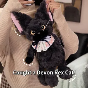 Süße schwarze Devon Rex Plüschkatze mit lockigem Fell und rosa kariertem Latzhalsband