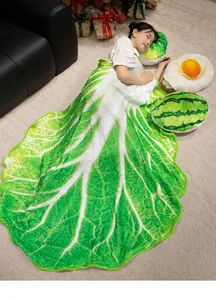 Manta de hoja de col acogedora con cojines de sandía y huevo frito en alfombra beige