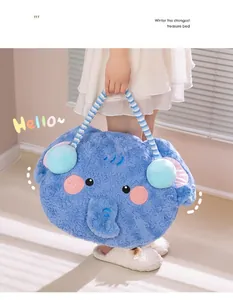 Cojín manta de peluche de elefante azul sostenido en un acogedor ambiente interior