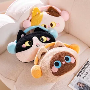 Tre simpatici cuscini di peluche a forma di gatto su un divano accogliente per ufficio