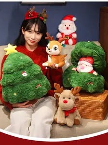 Donna asiatica che tiene un set di decorazioni natalizie di peluche con albero e Babbo Natale