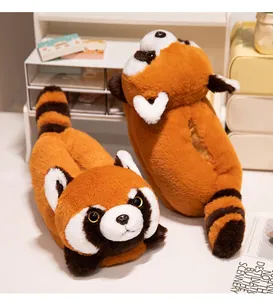 Close-up van schattige rode panda pluche pantoffels met zachte imitatiebont