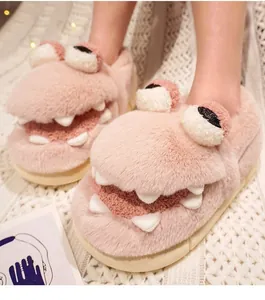 Vista detallada de zapatillas de felpa de cocodrilo rosa con suave piel sintética
