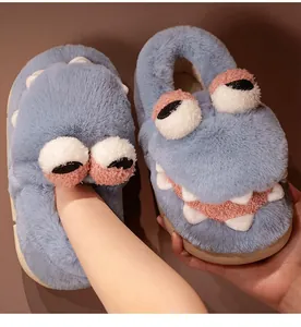 Vista detallada de lindas pantuflas de cocodrillo de felpa azul claro con textura suave