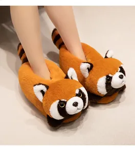 Close-up van schattige pluche rode panda pantoffels met zachte textuur en details